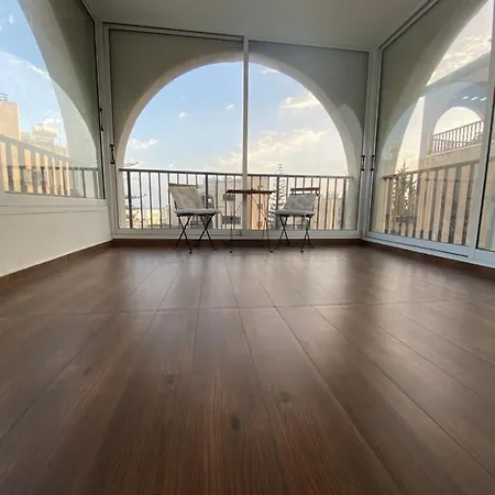 Renovated 2 Bedroom Flat, 100M From Sea, Sea View לימסול