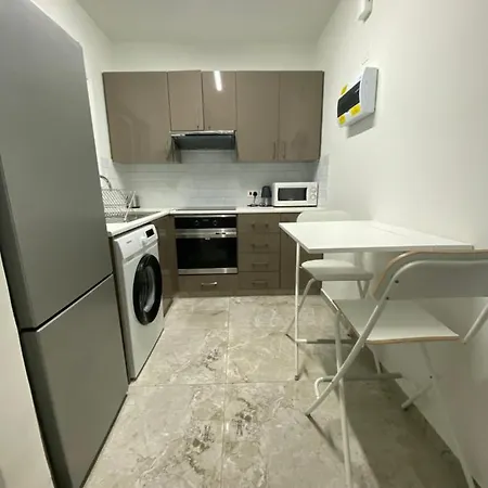 Renovated 2 Bedroom Flat, 100M From Sea, Sea View דירה לימסול
