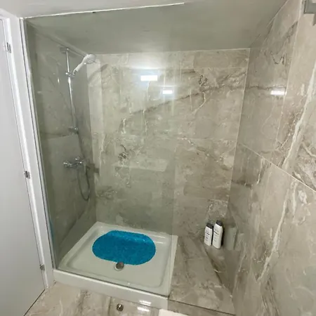 Renovated 2 Bedroom Flat, 100M From Sea, Sea View * לימסול