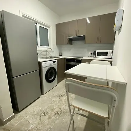 Renovated 2 Bedroom Flat, 100M From Sea, Sea View * לימסול