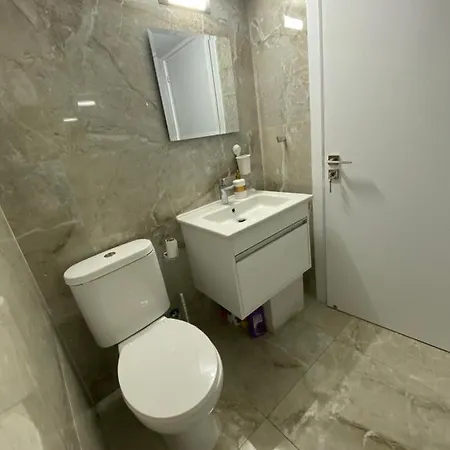 Renovated 2 Bedroom Flat, 100M From Sea, Sea View * לימסול