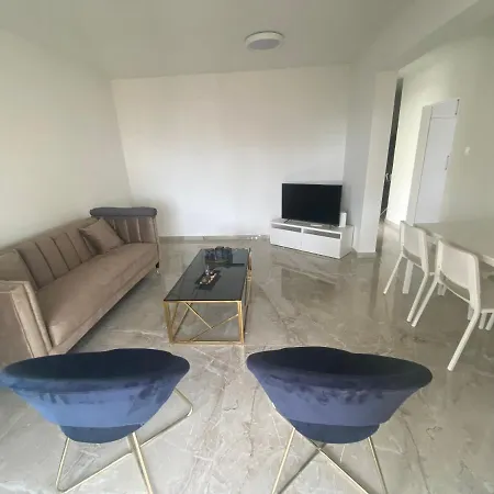 Renovated 2 Bedroom Flat, 100M From Sea, Sea View * לימסול