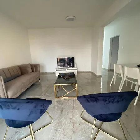 Renovated 2 Bedroom Flat, 100M From Sea, Sea View * לימסול