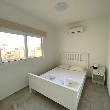 Renovated 2 Bedroom Flat, 100M From Sea, Sea View * לימסול
