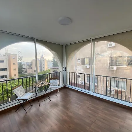 Renovated 2 Bedroom Flat, 100M From Sea, Sea View דירה *